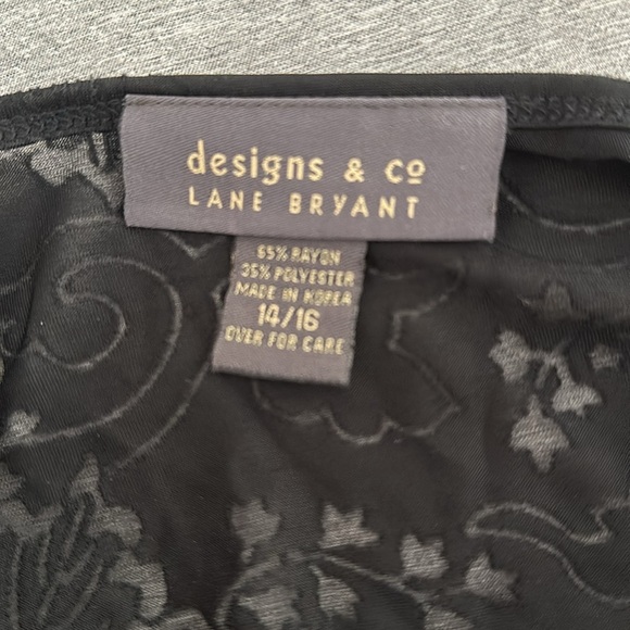 This T-shirt has a see-through burnout floral pattern - Picture 4 of 4